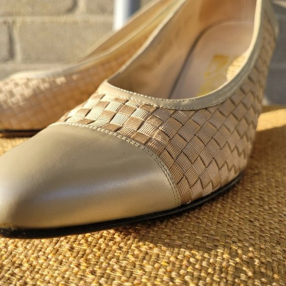 Salvatore Ferragamo Vintage Neutral Woven Shoe Heel - Picture 2 of 14